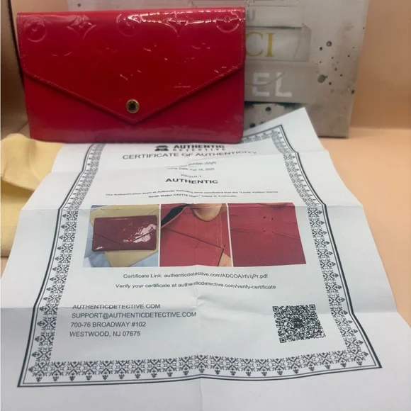 Louis Vuitton Vernis Sarah Wallet - Picture 9 of 9